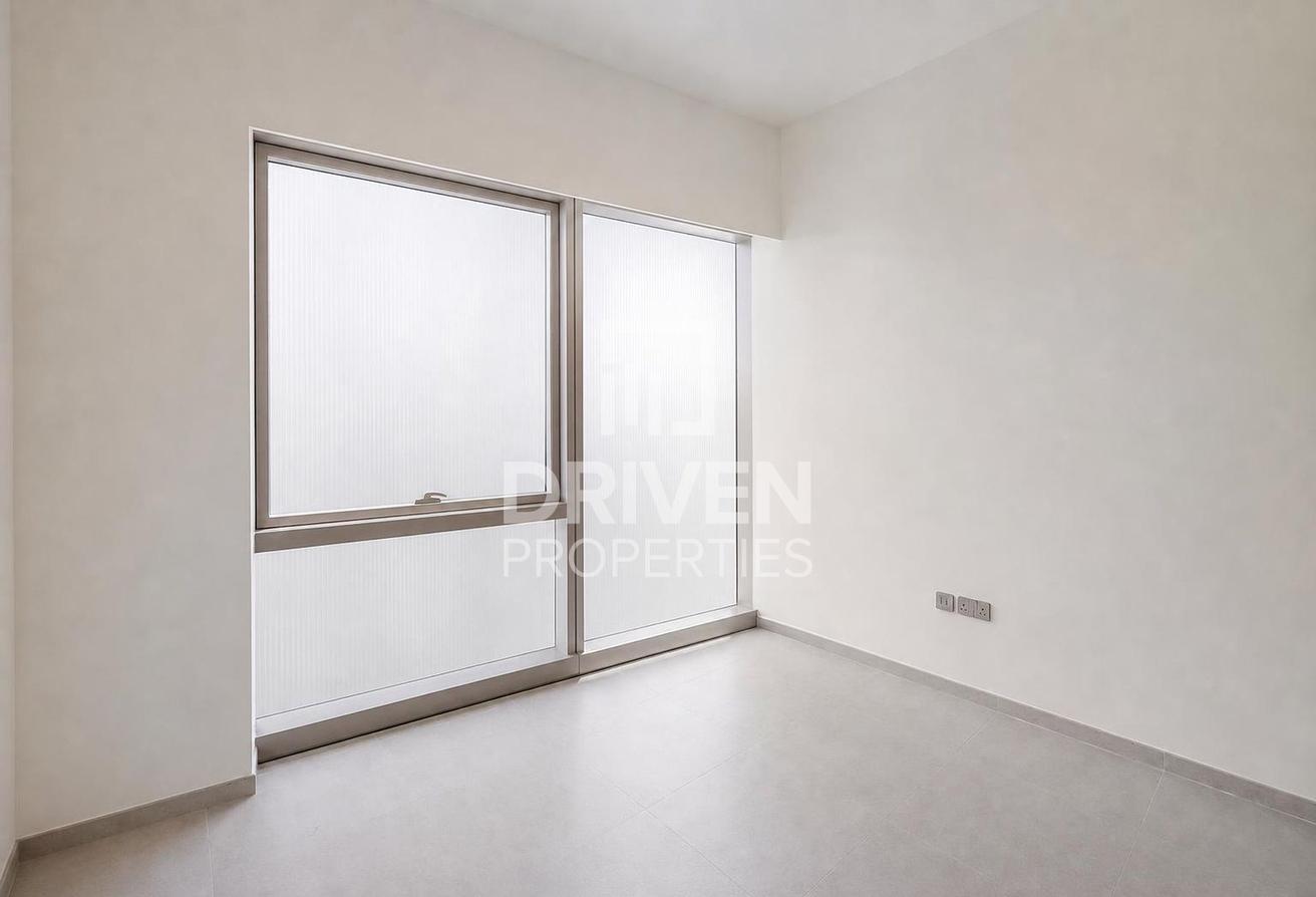 High Floor Unit with Balcony | Prime Location photo 8