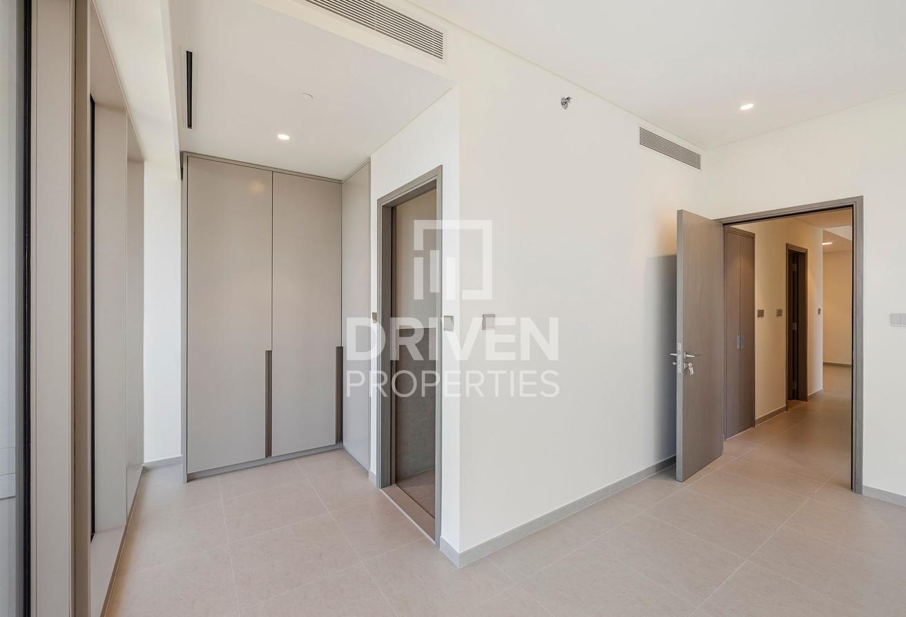 High Floor Unit with Balcony | Prime Location photo 9