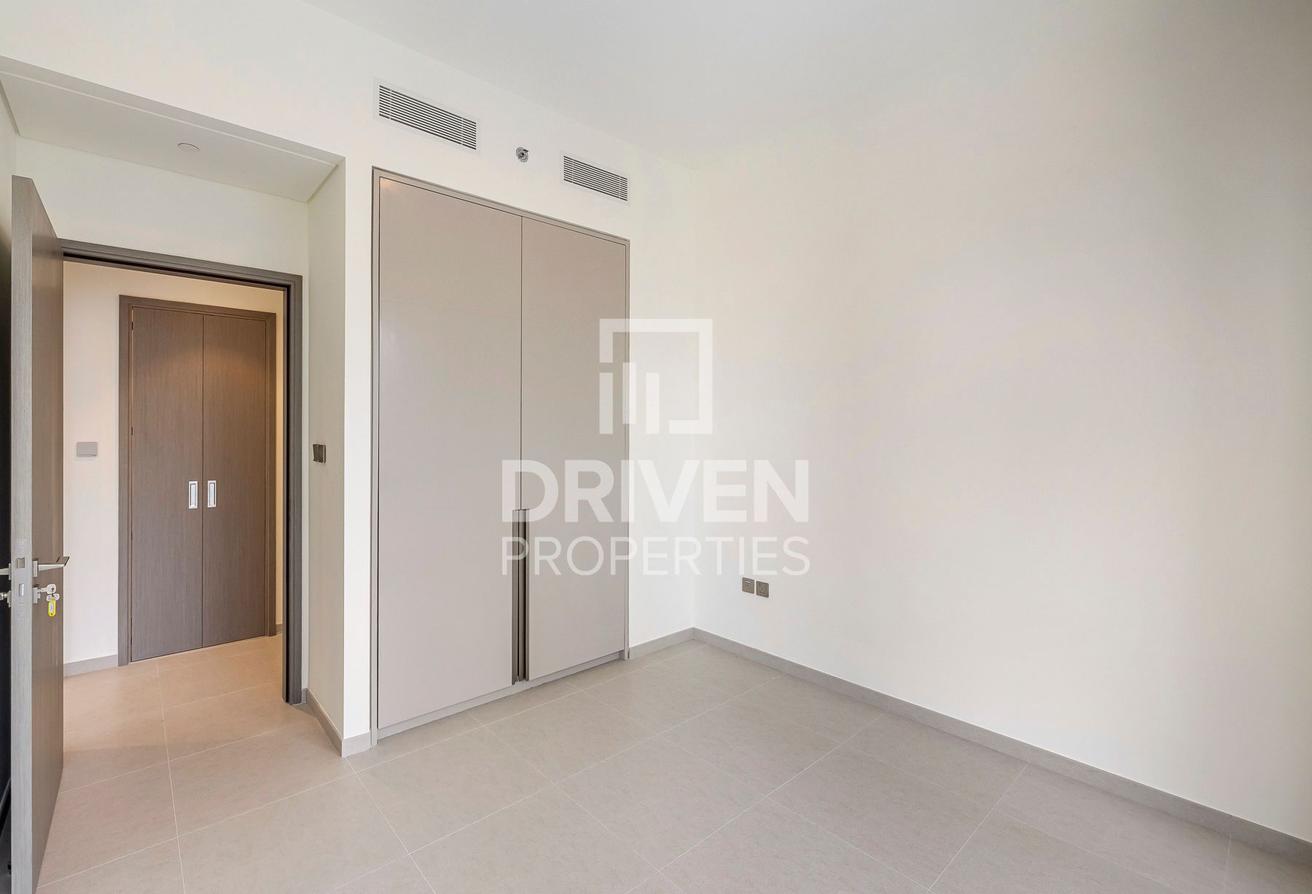 High Floor Unit with Balcony | Prime Location photo 6