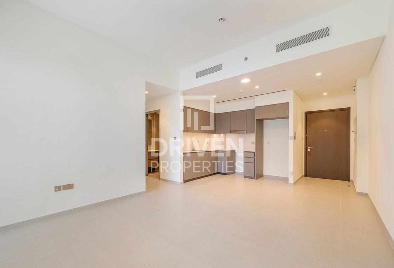 High Floor Unit with Balcony | Prime Location photo 4