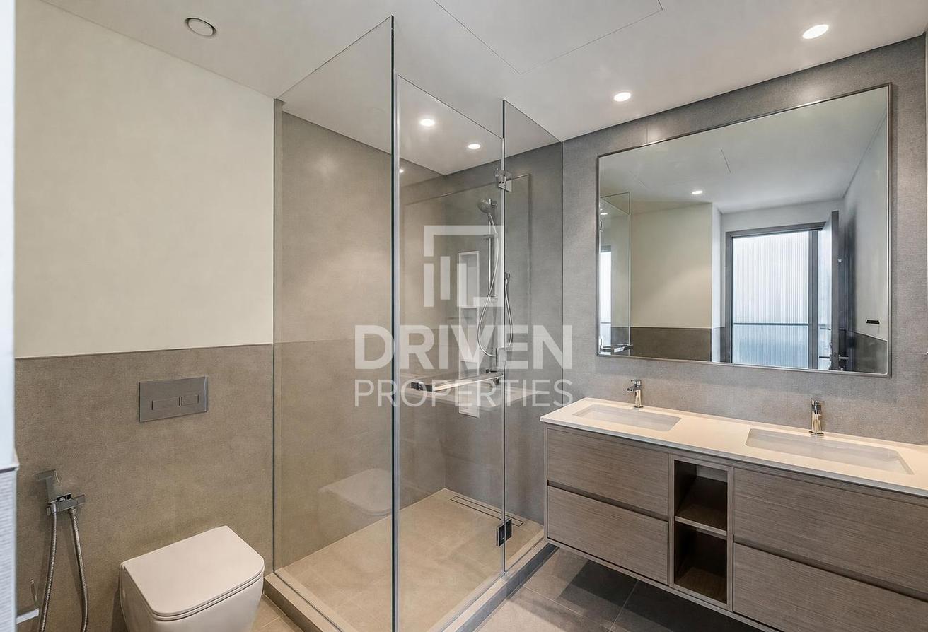 High Floor Unit with Balcony | Prime Location photo 10