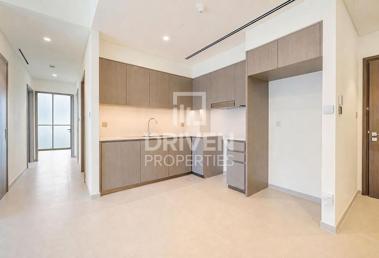 High Floor Unit with Balcony | Prime Location photo 5