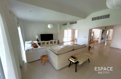 Villa - 3 Bedrooms - 3 Bathrooms for rent in Meadows 9 - Meadows - Dubai