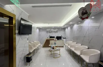 محل - استوديو - 1 حمام للايجار في بناية عود ميثاء - عود ميثاء - بر دبي - دبي