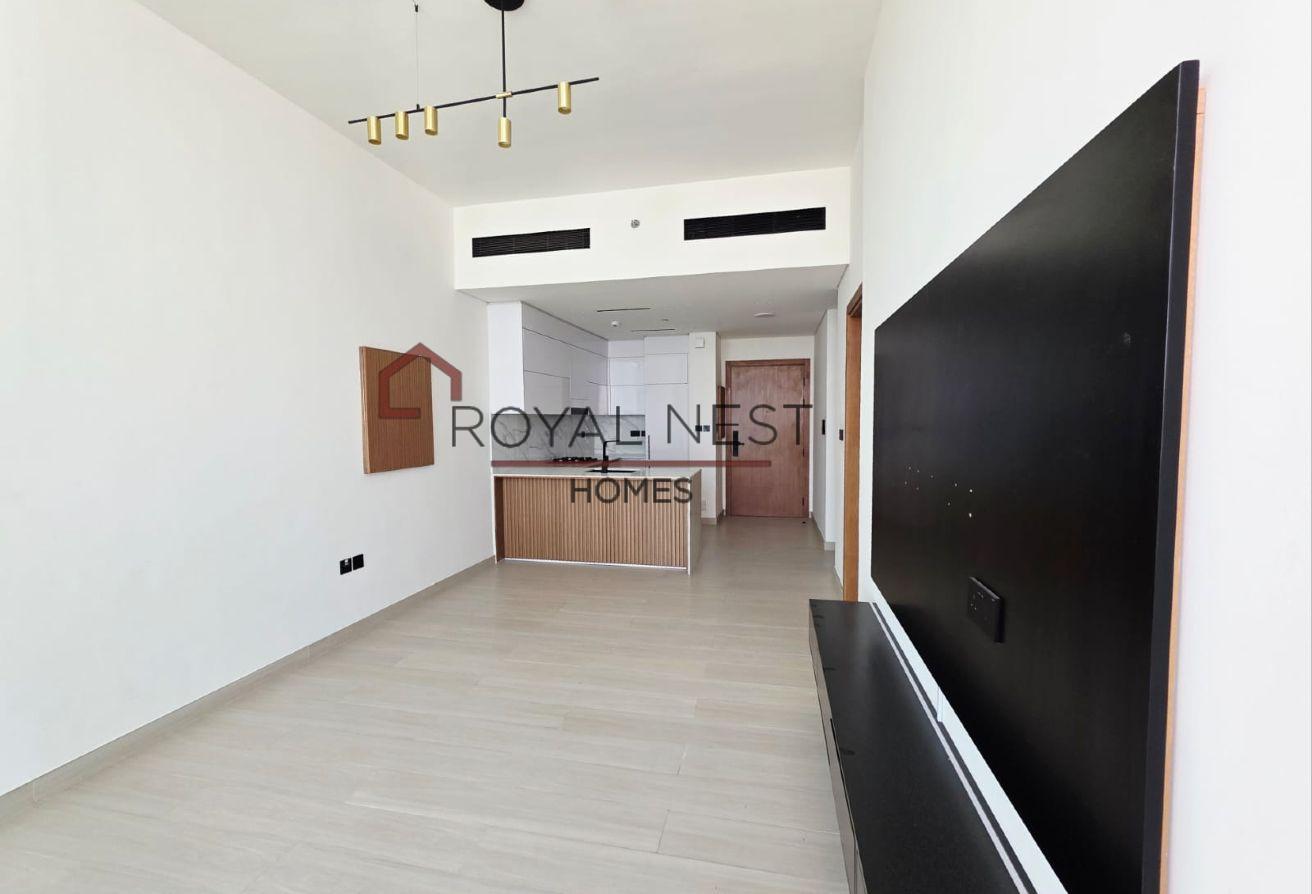 High Floor I With Appliances & Curtains | Vacant photo 4
