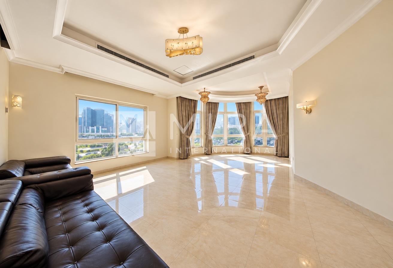 Elegant 7BR Villa | Spacious Family Home photo 22