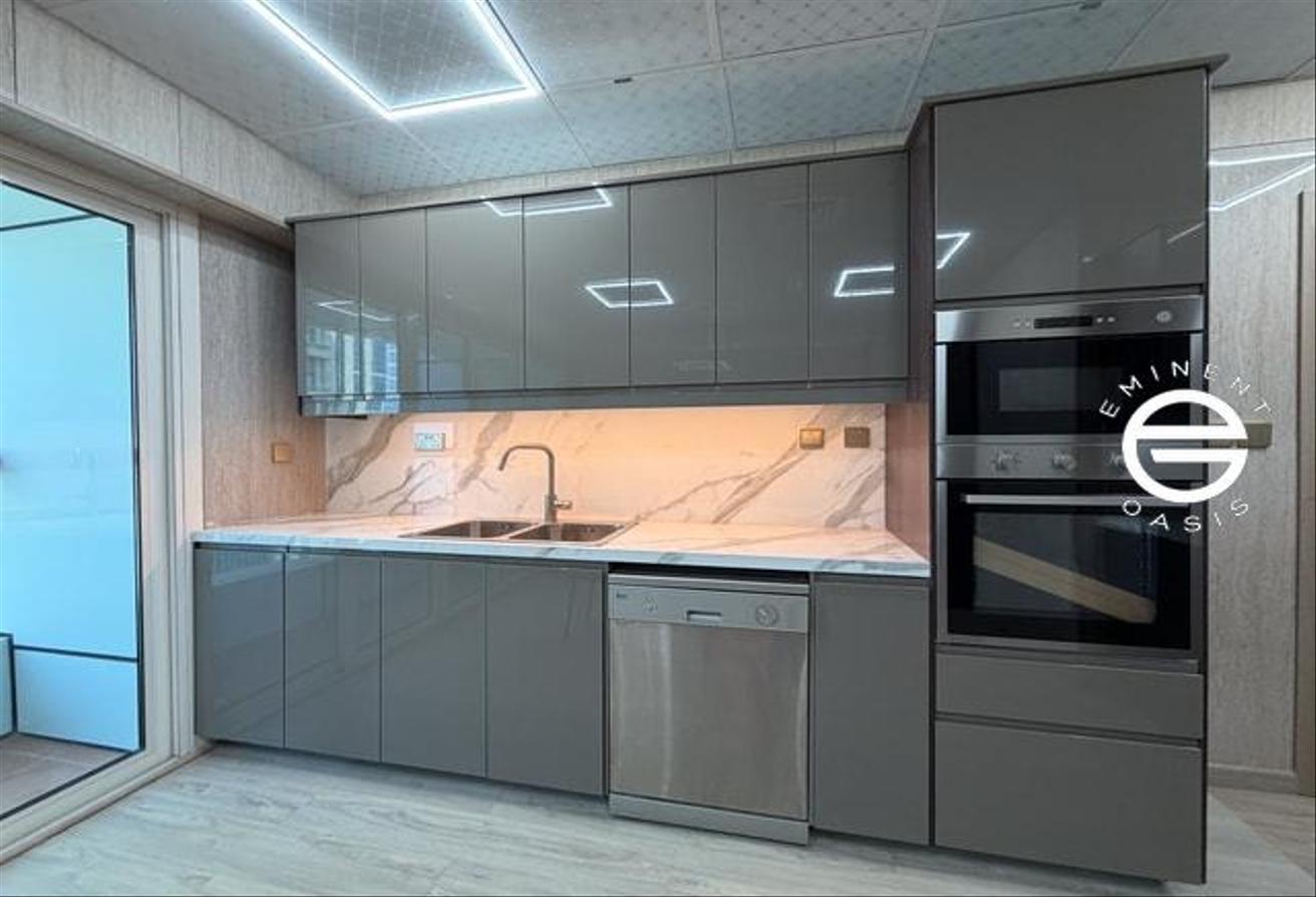 Modern furnished| upgraded | vacant | sale photo 12