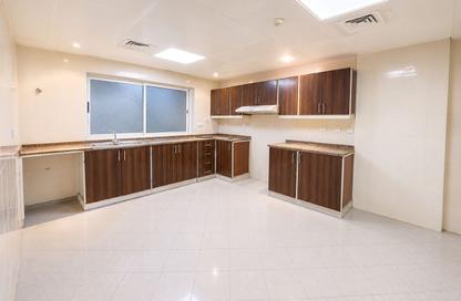 Apartment - 3 Bedrooms - 4 Bathrooms for rent in Juma Al Majid Building - Al Muraqqabat - Deira - Dubai Apartment - 3 Bedrooms - 4 Bathrooms for rent in Juma Al Majid Building - Al Muraqqabat - Deira - Dubai