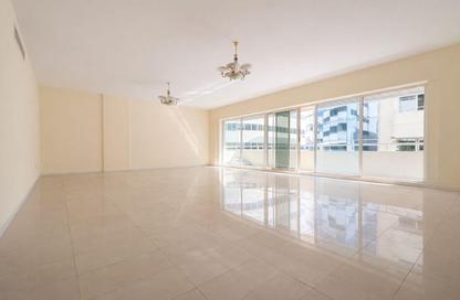 Apartment - 3 Bedrooms - 4 Bathrooms for rent in Juma Al Majid Building - Al Muraqqabat - Deira - Dubai