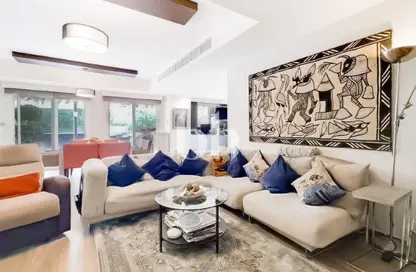 فيلا - 8 غرف نوم - 6 حمامات للايجار في الينابيع 15 - الينابيع - دبي