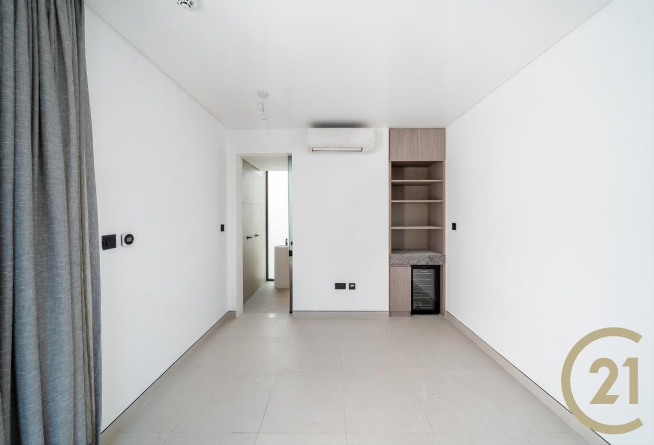 Quiet Location l Upgraded | Vacant photo 4