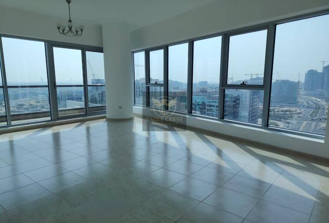 Vacant | Huge Layout | Well Maintained | w/Balcony