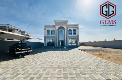 Villa - 4 Bedrooms - 5 Bathrooms for rent in Al Aweer 1 - Al Aweer - Dubai