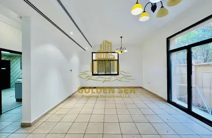 فيلا - 4 غرف نوم - 5 حمامات للايجار في شارع الخليج العربي - البطين - أبوظبي