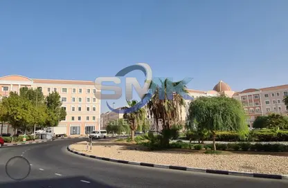 شقة - غرفة نوم - 2 حمامات للايجار في U07 - طراز إيطالي - المدينة العالمية - دبي