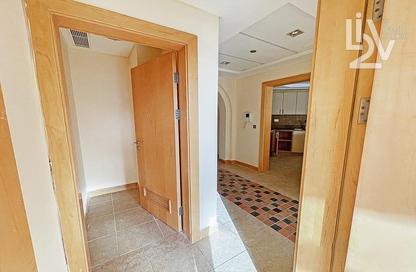Apartment - 2 Bedrooms - 3 Bathrooms for rent in Al Tamr - Shoreline Apartments - Palm Jumeirah - Dubai