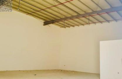 Warehouse - Studio - 1 Bathroom for rent in Umm Al Thuoob - Umm Al Quwain