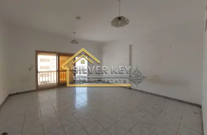 شقة - 2 غرف نوم - 2 حمامات للايجار في بناية أبو شغارة - أبو شغارة - الشارقة شقة - 2 غرف نوم - 2 حمامات للايجار في بناية أبو شغارة - أبو شغارة - الشارقة