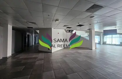 محل - استوديو - 6 حمامات للايجار في الطابق الأول: مبنى الشيخ 05 - الخبيصي - ديرة - دبي