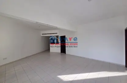 شقة - غرفة نوم - 2 حمامات للايجار في مبنى كي06 - طراز يوناني - المدينة العالمية - دبي