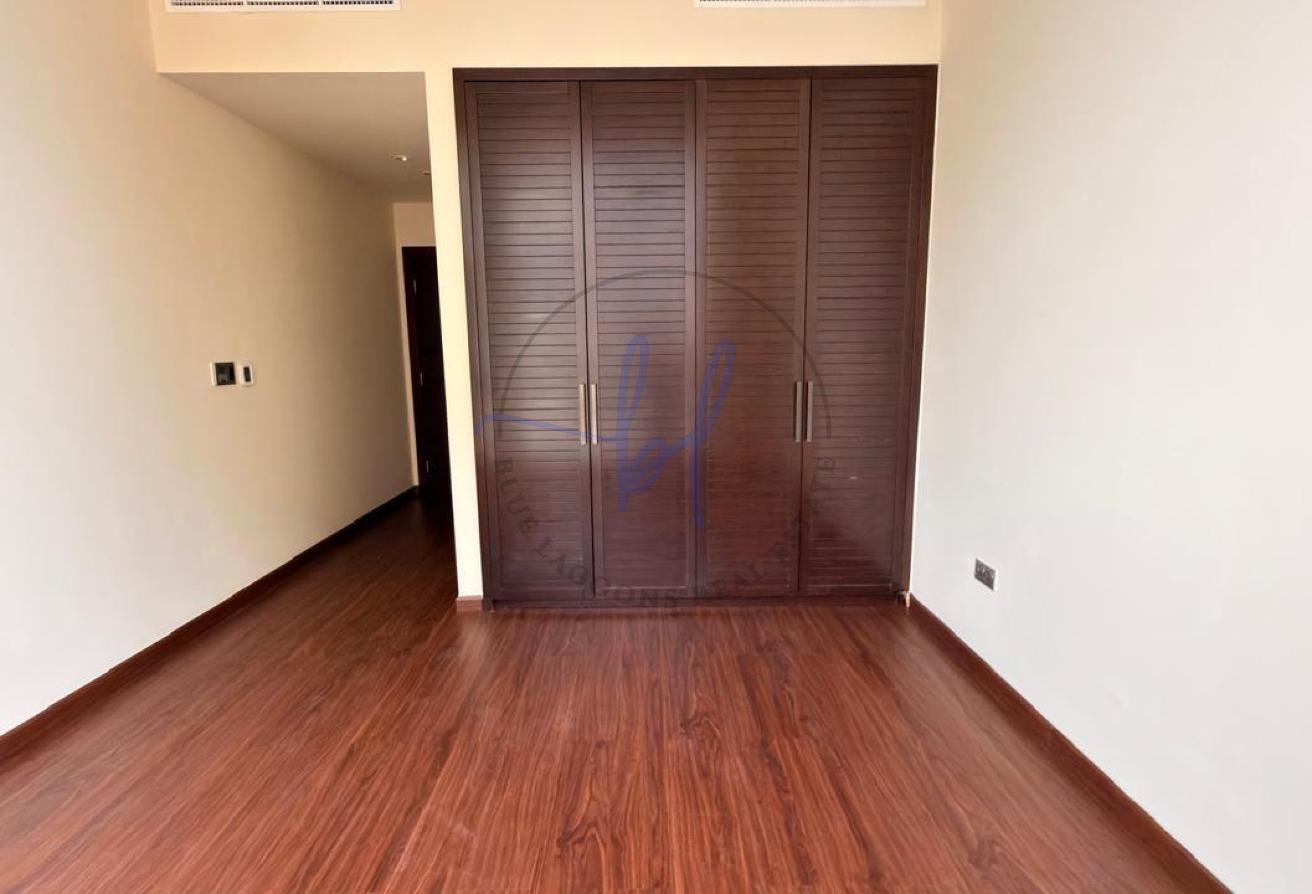 Spacious Layout 3 Bed | Road & Andaz Hotel View photo 14