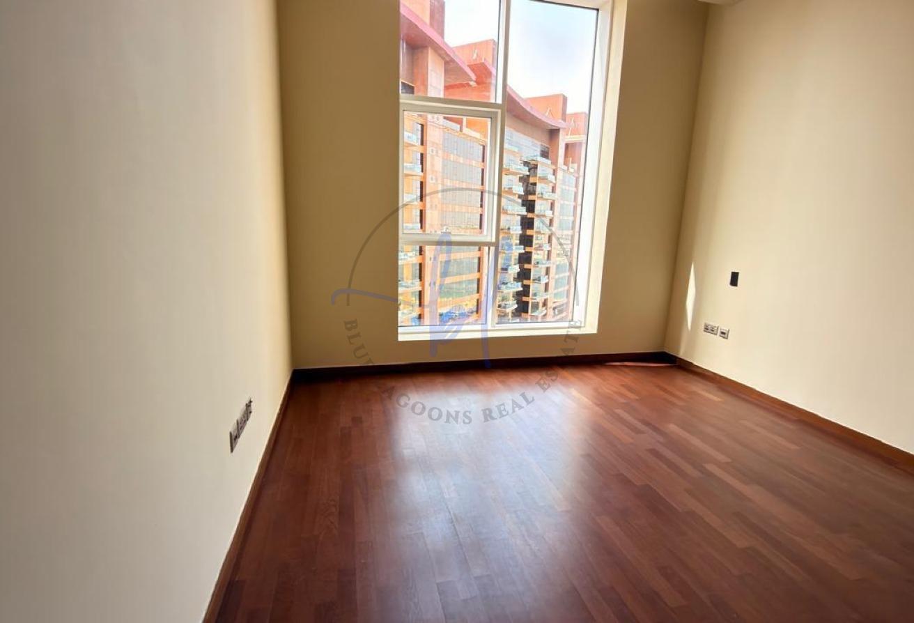 Spacious Layout 3 Bed | Road & Andaz Hotel View photo 9