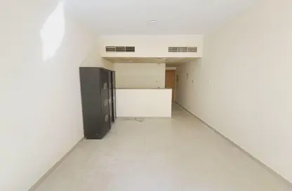 شقة - 1 حمام للايجار في 2 الشامسي - تجارية مويلح - الشارقة شقة - 1 حمام للايجار في 2 الشامسي - تجارية مويلح - الشارقة