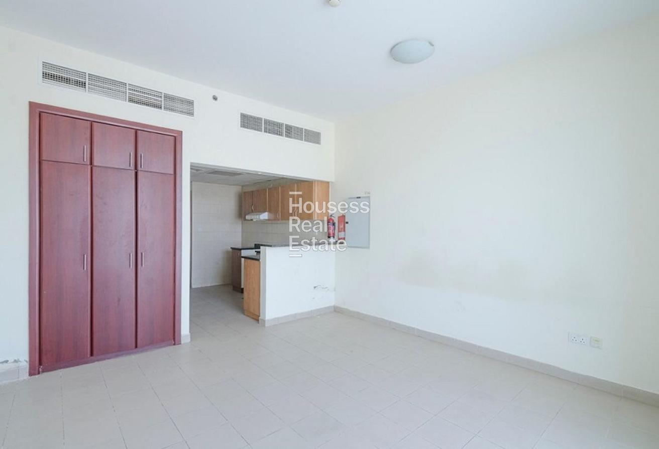 Spacious Studio | Well-Maintained | Flexible Cheques photo 5