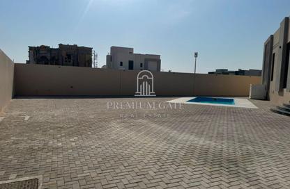 Villa - 4 Bedrooms - 5 Bathrooms for rent in Al Aweer 1 - Al Aweer - Dubai