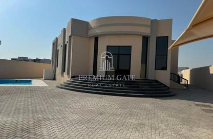 Villa - 4 Bedrooms - 5 Bathrooms for rent in Al Aweer 1 - Al Aweer - Dubai