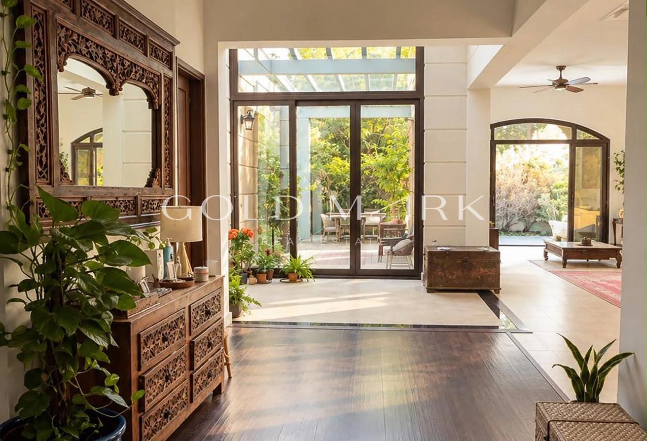 Spacious Corner Villa | Large Plot | Immaculate photo 8