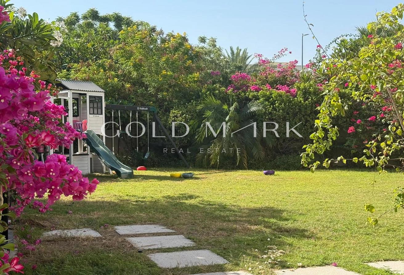 Spacious Corner Villa | Large Plot | Immaculate photo 4