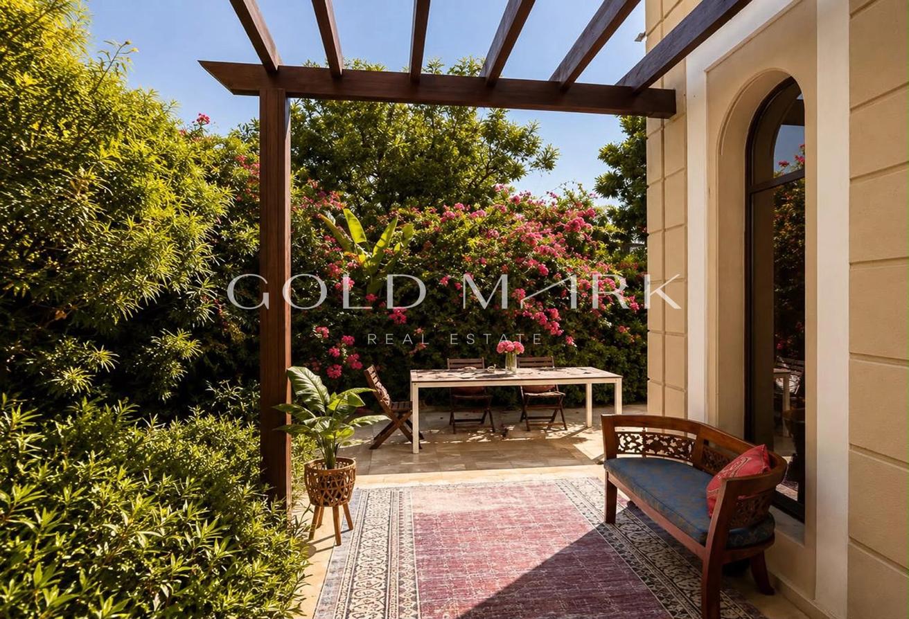 Spacious Corner Villa | Large Plot | Immaculate photo 3