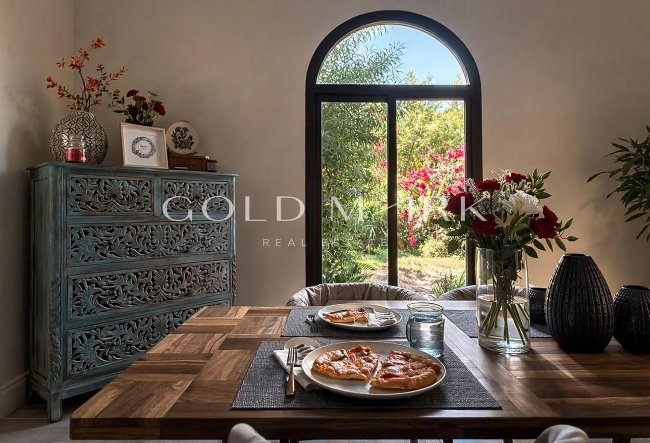 Spacious Corner Villa | Large Plot | Immaculate photo 5