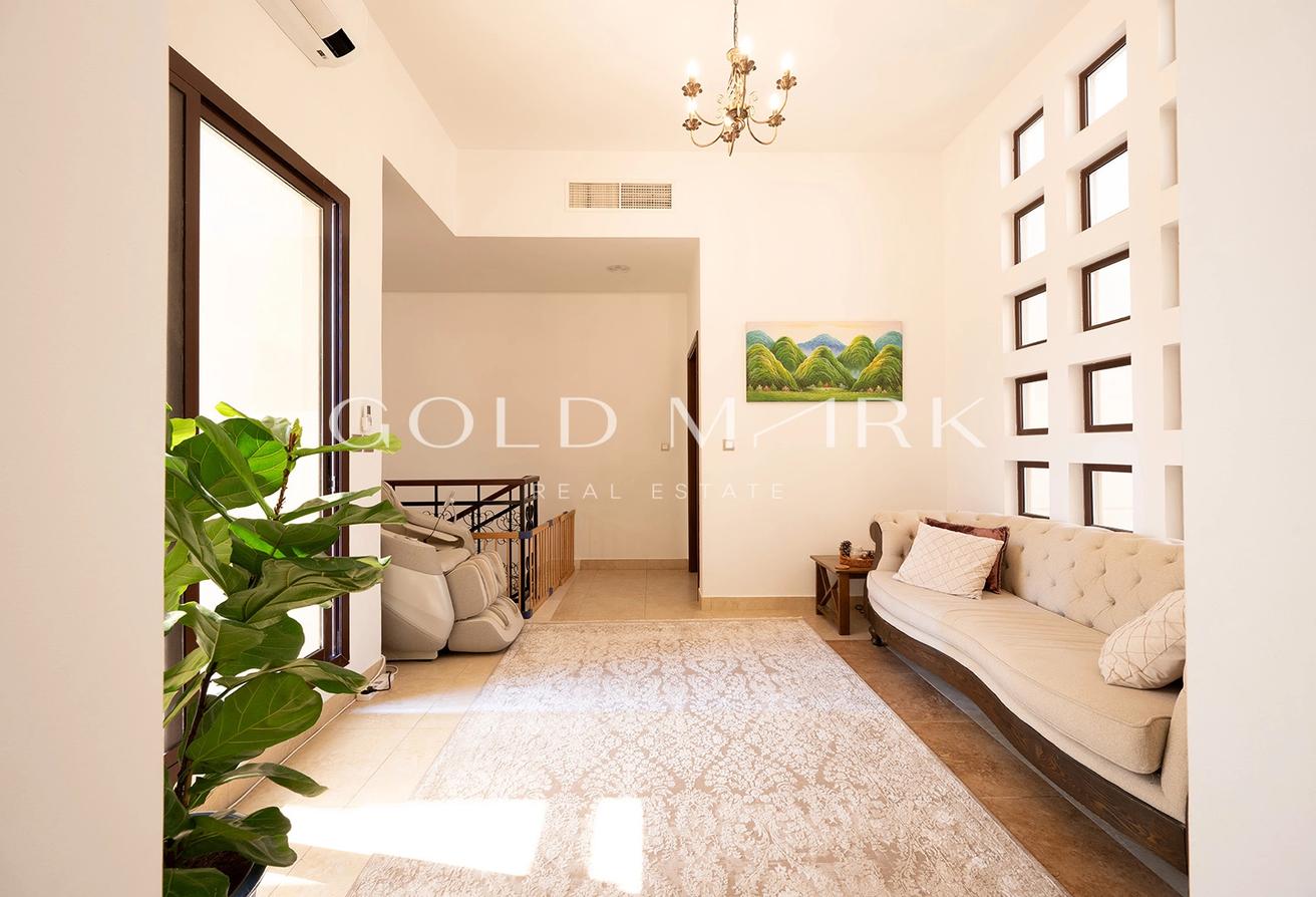 Spacious Corner Villa | Large Plot | Immaculate photo 11