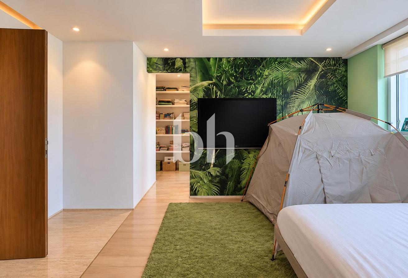 Rare Penthouse | Upgraded | 360 Views | Vacant photo 14