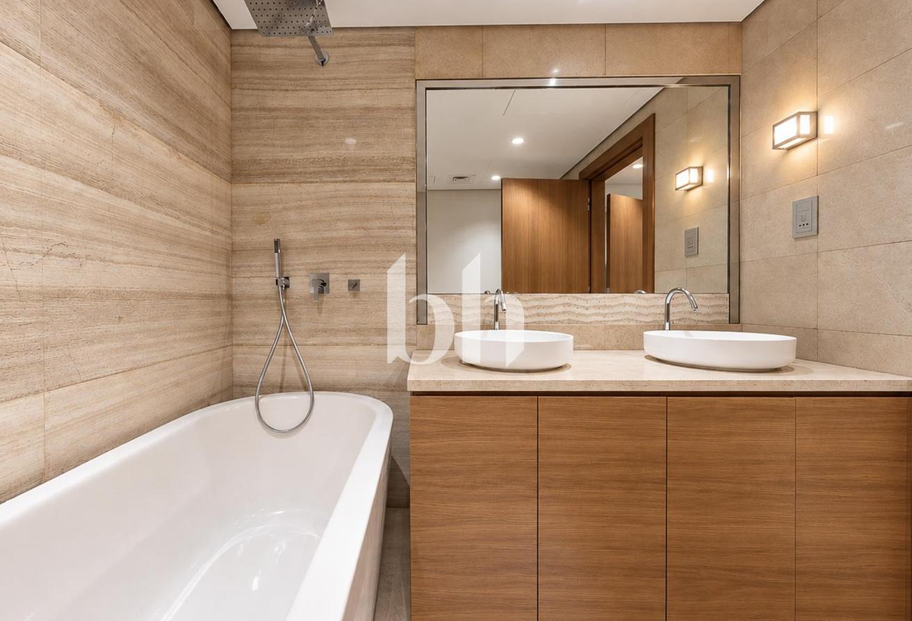 Rare Penthouse | Upgraded | 360 Views | Vacant photo 22