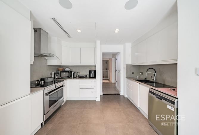 4-bed villa in Springs 2 · Upgraded — photo 4