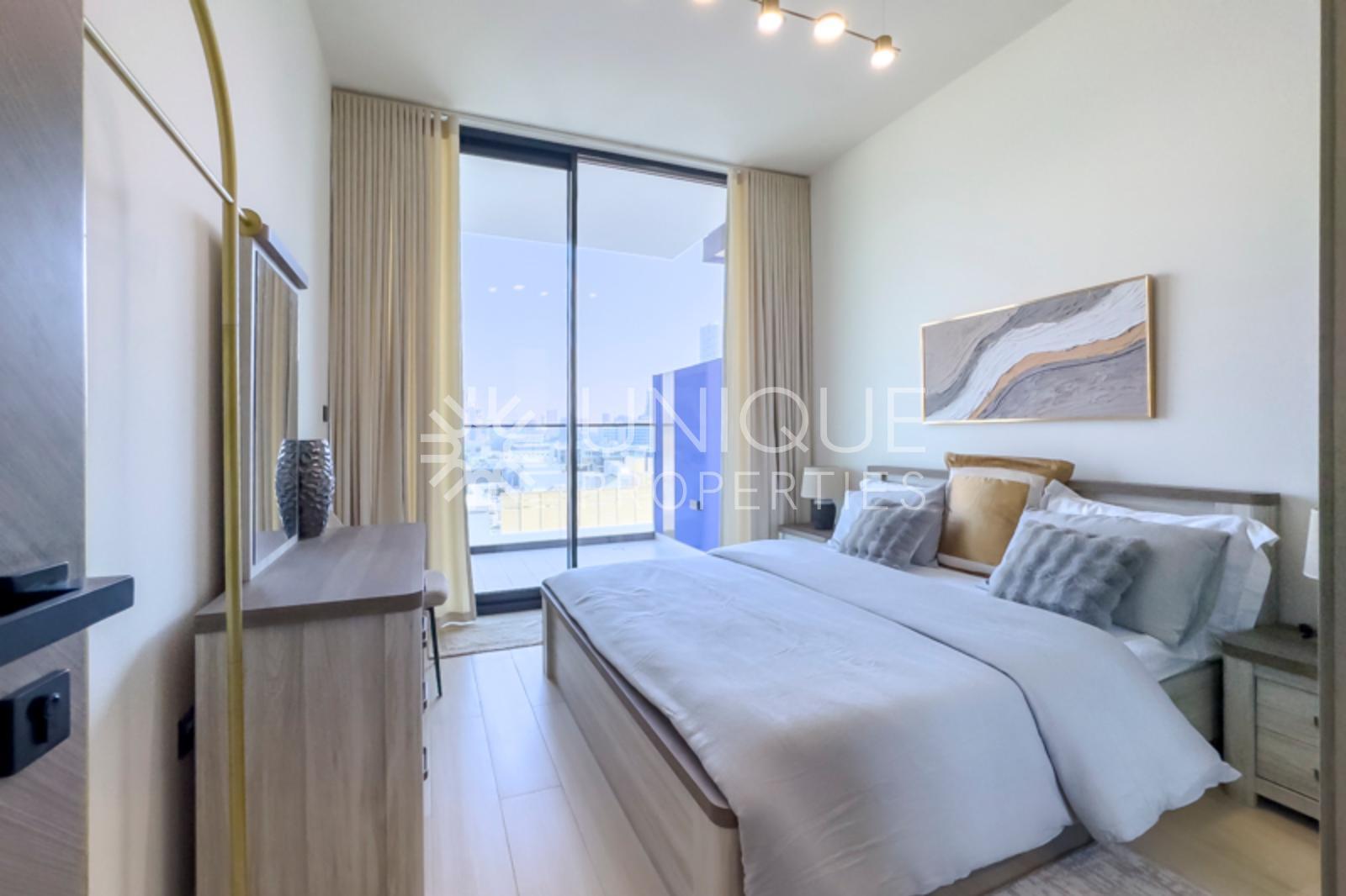 Corner Apartment | Pool View | Huge Layout