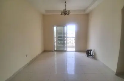 شقة - 2 غرف نوم - 2 حمامات للايجار في الثاني مويلح - تجارية مويلح - الشارقة