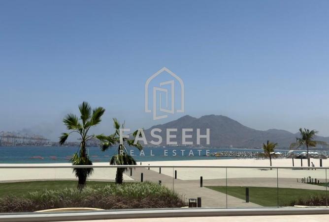 شقة متاحة للسكن باطلالة بحرية على ساحل خورفكان