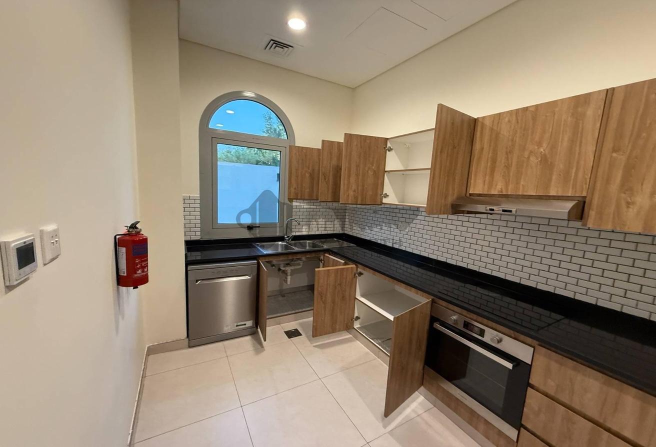 Prime Location Ready To Move 4BHK Villa With Maid Room photo 5