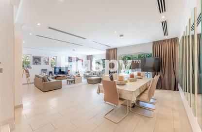 Villa - 4 - 5 for sale in District 8 - Jumeirah Park - Dubai