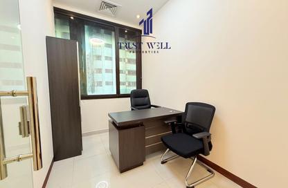 Business Centre - Studio - 4 Bathrooms for rent in Dar Al Salam Building - Corniche Road - Abu Dhabi