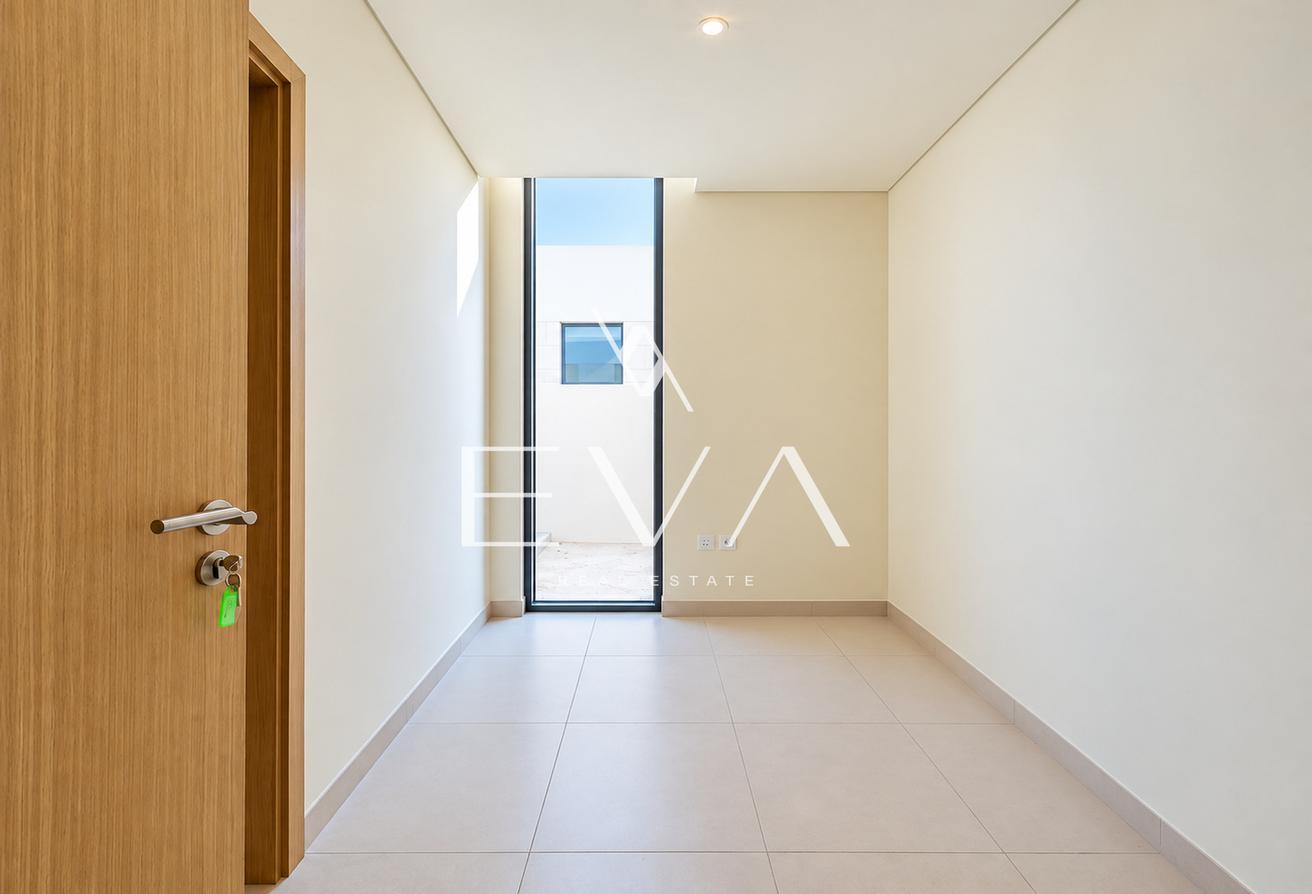 LUXURY VILLA | UNFURNISHED | VACANT photo 9