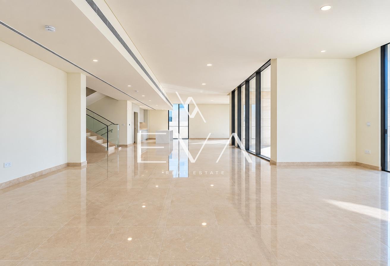 LUXURY VILLA | UNFURNISHED | VACANT photo 3