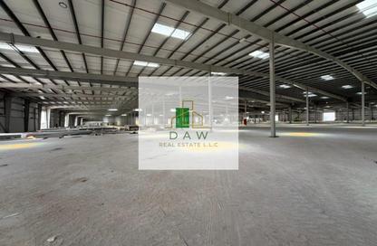 Warehouse - Studio - 2 Bathrooms for rent in Al Sajaa - Sharjah