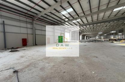 Warehouse - Studio - 2 Bathrooms for rent in Al Sajaa - Sharjah