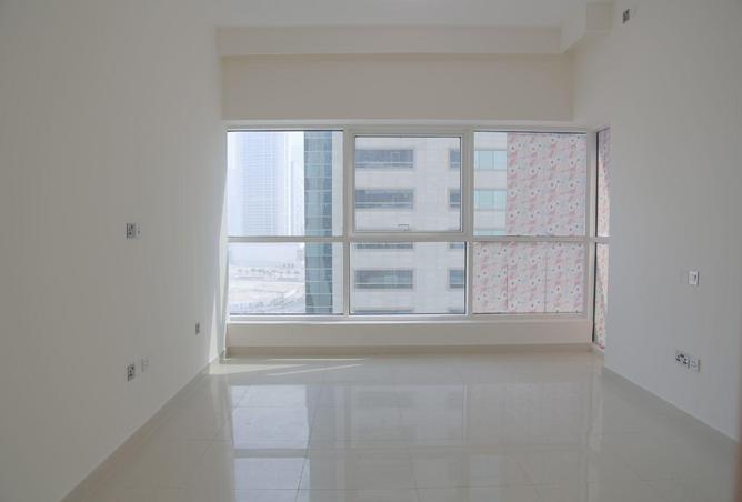 شقة فسيحة بغرفة نوم واحدة - موقف سيارات - 4 مدفوعات - أجهزة المطبخ