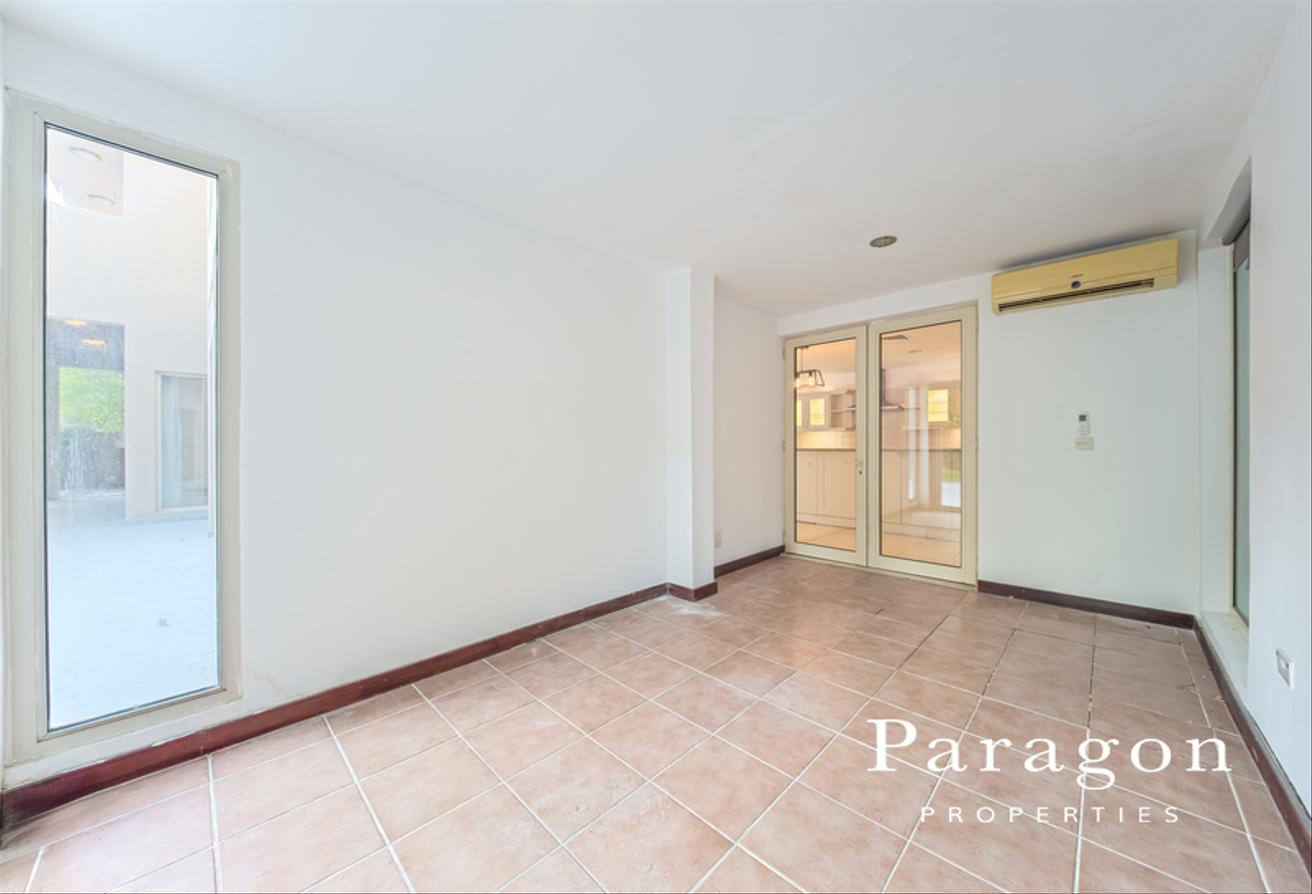 Park Backing | Extended Study Room | Negotiable photo 8